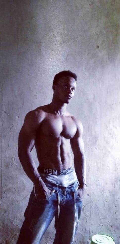 Amo  Chico Africano Joven Musculuso