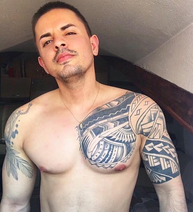 Edu Latino guapo  buen cuerpo